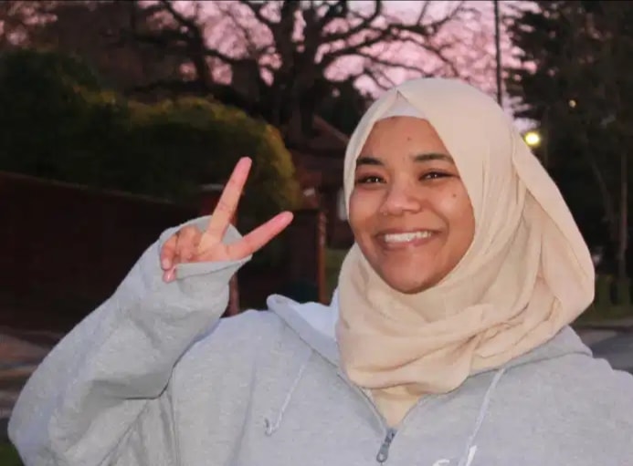 شيماء دلالي أول طالبة تونسية محجبة رئيسة لاتحاد طلاب جامعة مدينة لندن